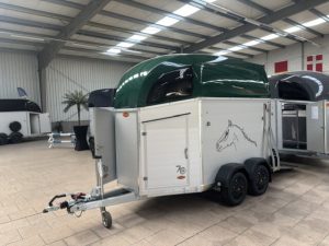 <span class="title_prod">Bockmann Champion Esprit 70 (met pakket)</span><ul class="p-info"><li>Paardentrailer</li><li>2400kg</li><li>310x165x230cm</li></ul>