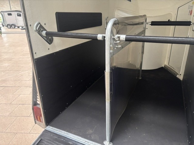 <span class="title_prod">Bockmann Comfort </span><ul class="p-info"><li>Paardentrailer</li><li>2400kg</li><li>324x165x230cm</li></ul> - Afbeelding 5
