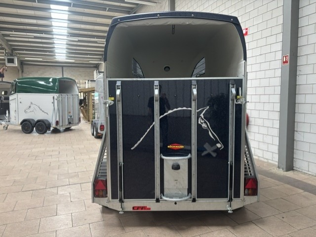 <span class="title_prod">Bockmann Comfort </span><ul class="p-info"><li>Paardentrailer</li><li>2400kg</li><li>324x165x230cm</li></ul> - Afbeelding 3
