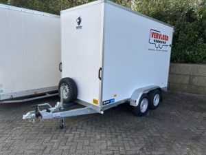<span class="title_prod">Gesloten tandemasser klep</span><ul class="p-info"><li>Gesloten aanhangwagen</li><li>3000kg, geremd</li><li>350x150x210cm</li></ul>