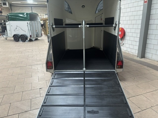 <span class="title_prod">Bockmann Comfort </span><ul class="p-info"><li>Paardentrailer</li><li>2400kg</li><li>324x165x230cm</li></ul> - Afbeelding 4
