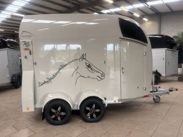 <span class="title_prod">(Tijdelijk) Bockmann Master WCF 70</span><ul class="p-info"><li>Paardentrailer</li><li>2400kg</li><li>356x165x235cm</li></ul> - Afbeelding 2
