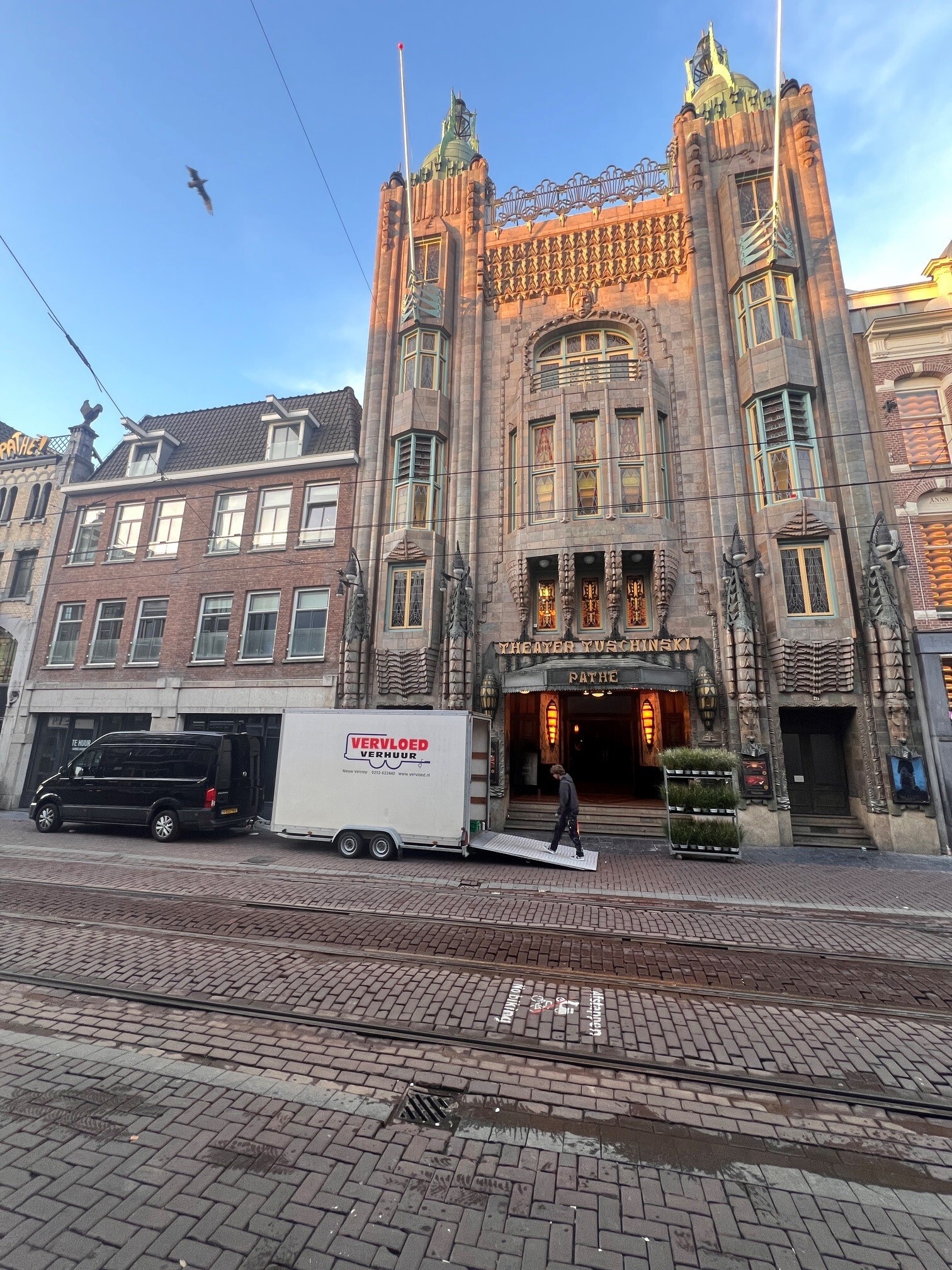 Een bijzondere locatie voor onze aanhanger! 🎭🚚