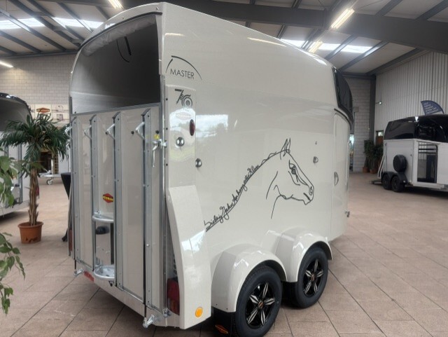 <span class="title_prod">(Tijdelijk) Bockmann Master WCF 70</span><ul class="p-info"><li>Paardentrailer</li><li>2400kg</li><li>356x165x235cm</li></ul> - Afbeelding 3