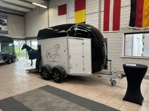 <span class="title_prod">Bockmann Big Champion E WCF</span><ul class="p-info"><li>Paardentrailer</li><li>2400kg</li><li>356x175x235cm</li></ul>