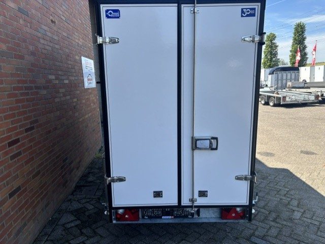 <span class="title_prod">Blyss Gesloten Premium</span><ul class="p-info"><li>Gesloten aanhanger</li><li>1300kg, geremd</li><li>255x134x180cm</li></ul> - Afbeelding 5