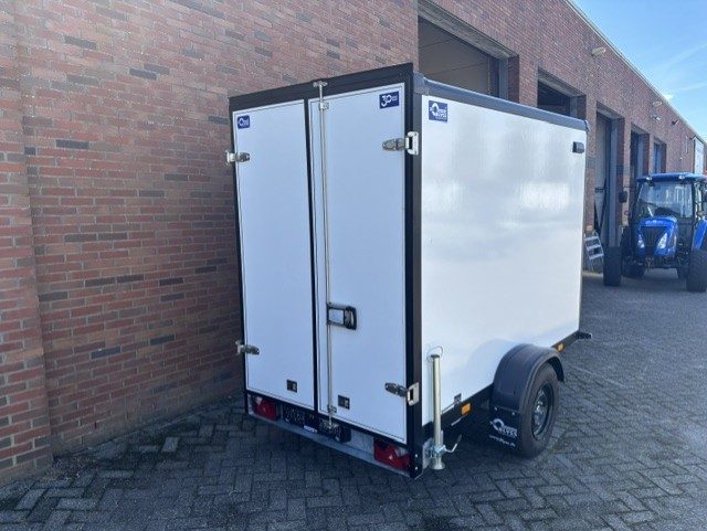 <span class="title_prod">Blyss Gesloten Premium</span><ul class="p-info"><li>Gesloten aanhanger</li><li>1300kg, geremd</li><li>255x134x180cm</li></ul> - Afbeelding 4