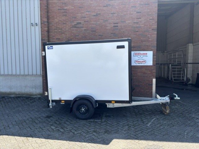 <span class="title_prod">Blyss Gesloten Premium</span><ul class="p-info"><li>Gesloten aanhanger</li><li>1300kg, geremd</li><li>255x134x180cm</li></ul> - Afbeelding 3