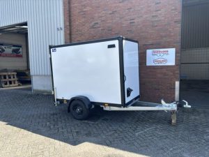 <span class="title_prod">Blyss Gesloten Premium</span><ul class="p-info"><li>Gesloten aanhanger</li><li>1300kg, geremd</li><li>255x134x180cm</li></ul>