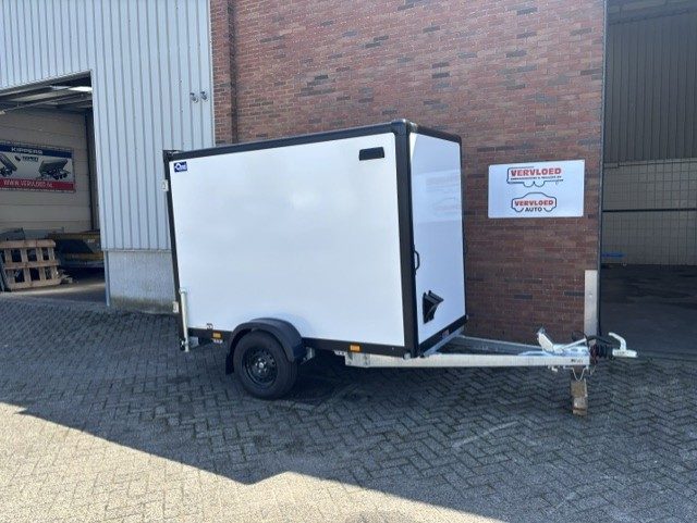 <span class="title_prod">Blyss Gesloten Premium</span><ul class="p-info"><li>Gesloten aanhanger</li><li>1300kg, geremd</li><li>255x134x180cm</li></ul>