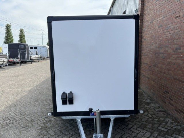 <span class="title_prod">Blyss Gesloten Premium</span><ul class="p-info"><li>Gesloten aanhanger</li><li>2700kg, geremd</li><li>305x159x180cm</li></ul> - Afbeelding 4