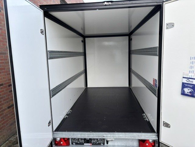<span class="title_prod">Blyss Gesloten Premium</span><ul class="p-info"><li>Gesloten aanhanger</li><li>2700kg, geremd</li><li>305x159x180cm</li></ul> - Afbeelding 7