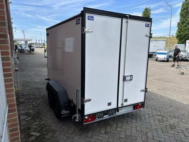 <span class="title_prod">Blyss Gesloten Premium</span><ul class="p-info"><li>Gesloten aanhanger</li><li>2700kg, geremd</li><li>305x159x180cm</li></ul> - Afbeelding 5