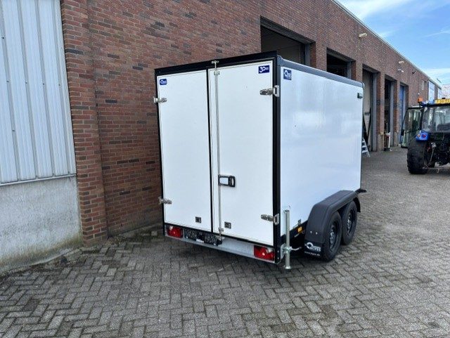 <span class="title_prod">Blyss Gesloten Premium</span><ul class="p-info"><li>Gesloten aanhanger</li><li>2700kg, geremd</li><li>305x159x180cm</li></ul> - Afbeelding 2
