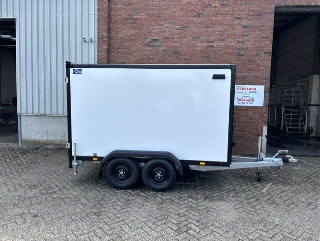 <span class="title_prod">Blyss Gesloten Premium</span><ul class="p-info"><li>Gesloten aanhanger</li><li>2700kg, geremd</li><li>305x159x180cm</li></ul> - Afbeelding 3