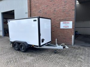 <span class="title_prod">Blyss Gesloten Premium</span><ul class="p-info"><li>Gesloten aanhanger</li><li>2700kg, geremd</li><li>305x159x180cm</li></ul>