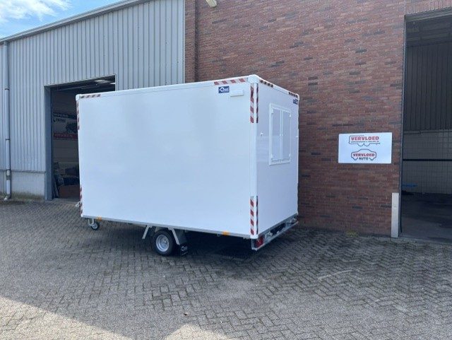 <span class="title_prod">Blyss Schaft Compact</span><ul class="p-info"><li>Schaftwagen</li><li>1300kg, geremd</li><li>370x210cm</li></ul>