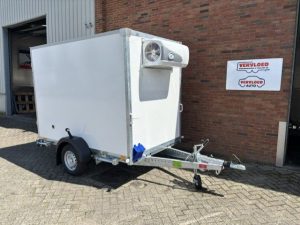 <span class="title_prod">Blyss Koel aanhangwagen</span><ul class="p-info"><li>Koelaanhanger</li><li>1300kg, geremd</li><li>250x150x180cm</li></ul>