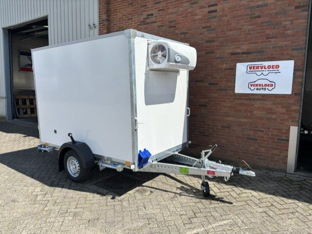 <span class="title_prod">Blyss Koel aanhangwagen</span><ul class="p-info"><li>Koelaanhanger</li><li>1300kg, geremd</li><li>250x150x180cm</li></ul>